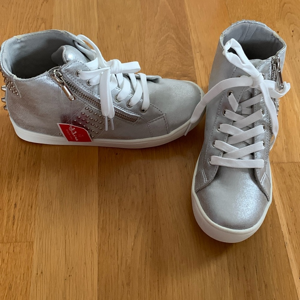 Nina girls sneakers. Size 3. Brand new.